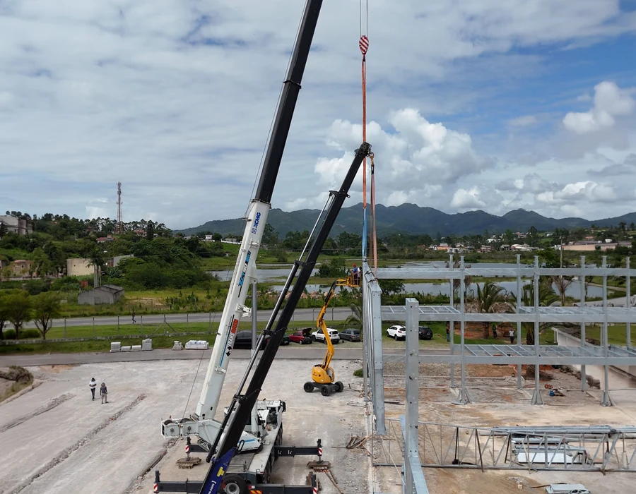 Guindaste e Munck em obra