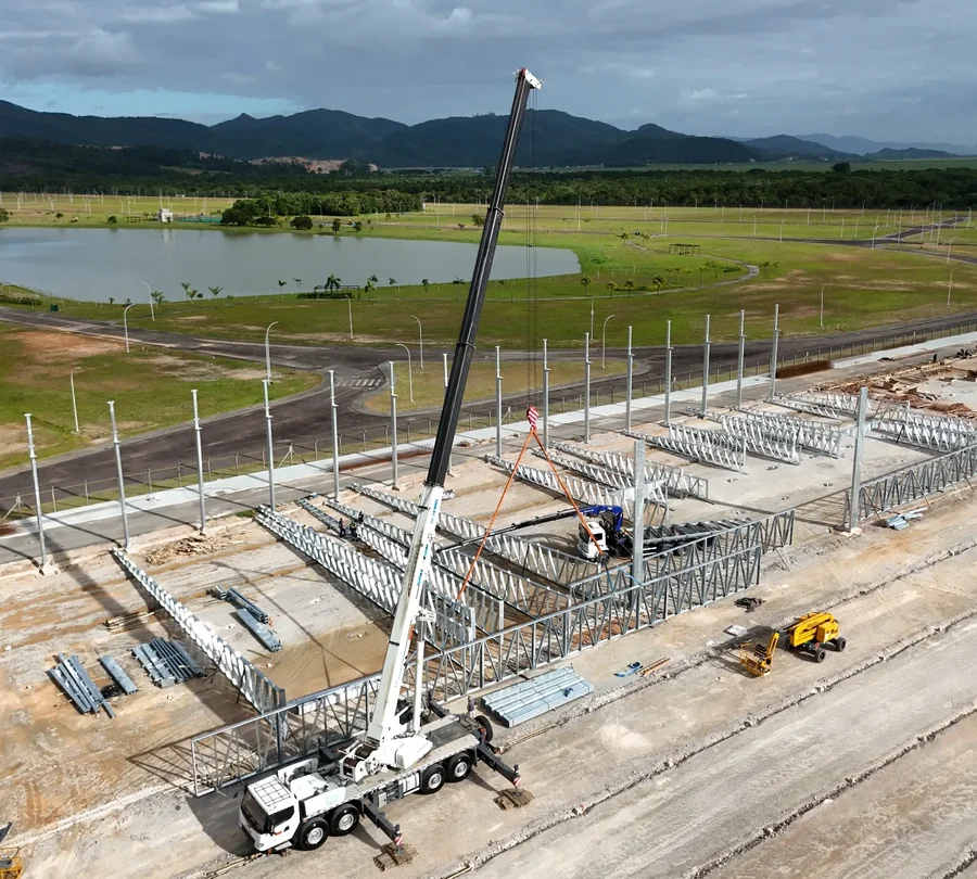 Guindaste em obra com estrutura metálica